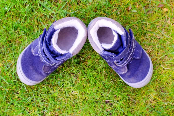 Босоногие детские туфли — стоковое фото
