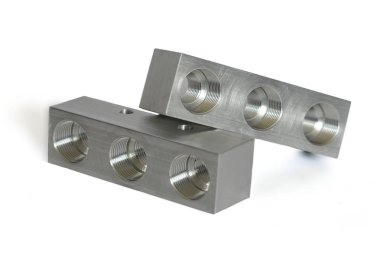 Metal manifold beyaz arkaplanda cnc torna tarafından üretilir.