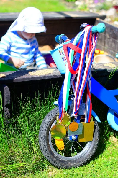 Kinderwagen mit Medaillensammlung. — Stockfoto