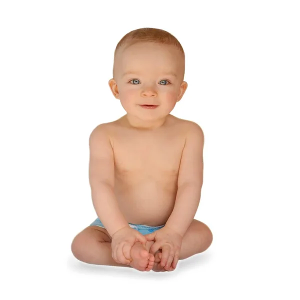 白い背景に座ってかわいい赤ちゃんの服のおむつ. — ストック写真