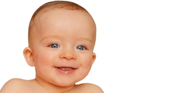 Retrato de primer plano del bebé feliz sobre fondo blanco . — Foto de Stock