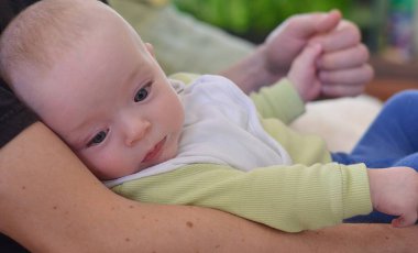 Baba oğlu onun kollarında holding