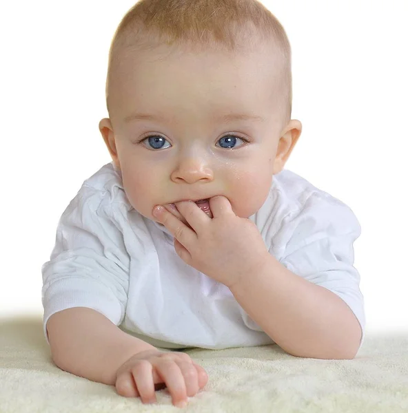 Dziecko ssie palce z powodu pierwszych zębów. — Zdjęcie stockowe
