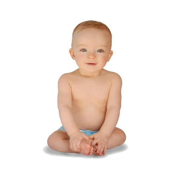 Lindo bebé en pañal de tela sentado y sonriendo . — Foto de Stock