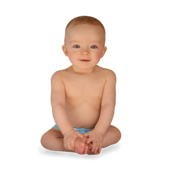 白い背景に座ってかわいい赤ちゃんの服のおむつ. — ストック写真
