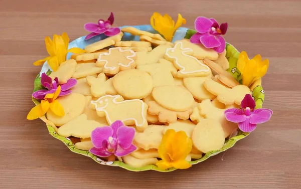 Detail of bowl with homemade easterHomemade easter cookies with colorful blossoms. — Stock Photo, Image