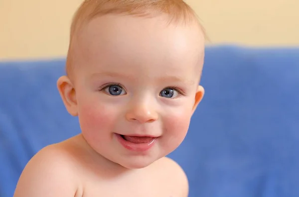Zbliżenie portret pięknego uśmiechniętego dziecka. — Zdjęcie stockowe