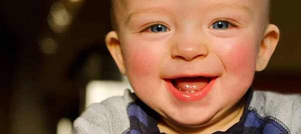 Retrato de close-up da criança feliz com belo sorriso que mostra seus dois primeiros dentes . — Fotografia de Stock