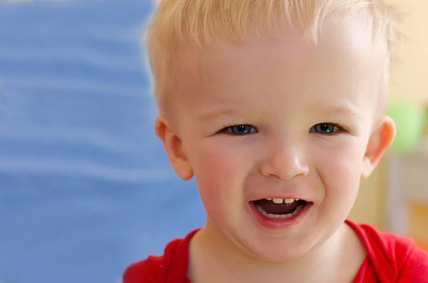 Retrato de primer plano del hermoso niño rubio feliz con los primeros dientes . — Foto de Stock