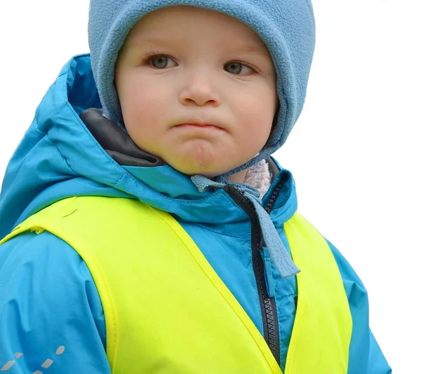 Portret zbliżeniowy zmarszczonego dziecka mającego kamizelkę odblaskową ze względów bezpieczeństwa. — Zdjęcie stockowe