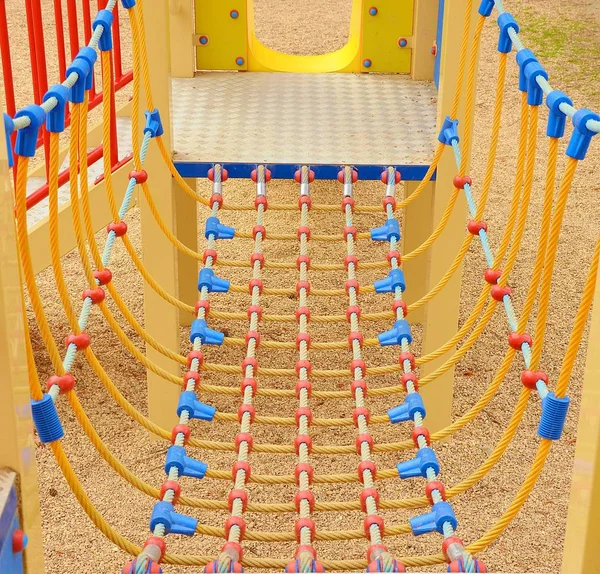 Detalle del marco de escalada de cuerda colorida que es una parte del patio de recreo . —  Fotos de Stock