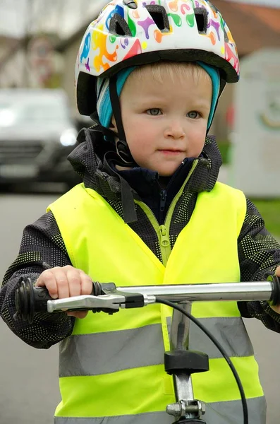 Küçük çocuk bisiklet sürmeyi yolda öğreniyor.. — Stok fotoğraf