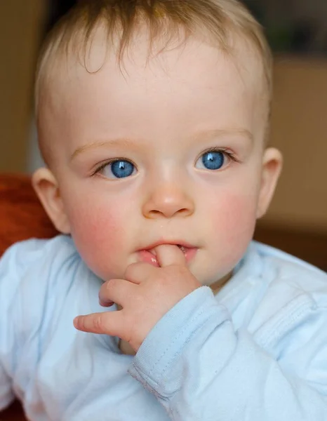 彼の指を吸う幼児のクローズアップポートレート. — ストック写真