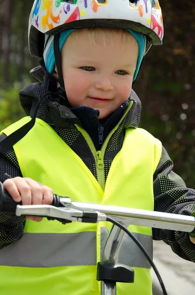 Szczęśliwy chłopiec uczy się jeździć na rowerze.. — Zdjęcie stockowe