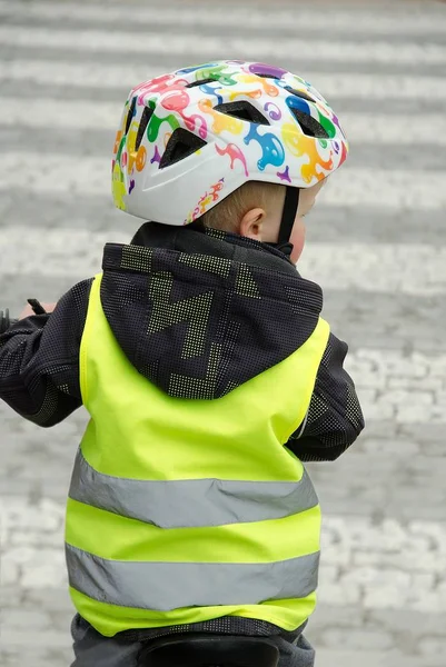 Küçük çocuk bisikletiyle zebra geçidinden geçiyor.. — Stok fotoğraf