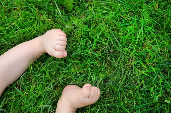 Lindo niño descalzo en la hierba. Vista desde arriba. Concepto infantil . — Foto de Stock