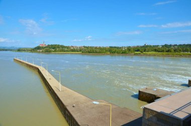  Tuna Nehri 'nin geniş bir alanı ve Avusturya' nın alçak kesiminin uzaklığını gösteren Tuna bisiklet yolu görüntüsü.
