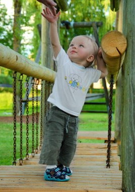 Parktaki küçük çocuk.