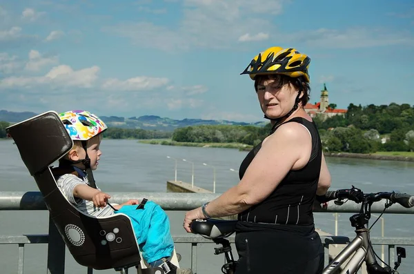 Matka z dzieckiem w foteliku rowerowym podziwiać widoki na Dunaj. — Zdjęcie stockowe