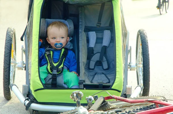 Niedliches Baby sitzt im Kinderwagen. — Stockfoto