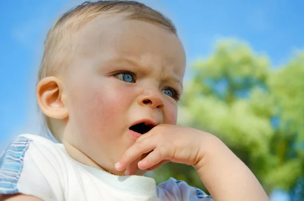 Pequeño niño está estornudando en primavera . — Foto de Stock