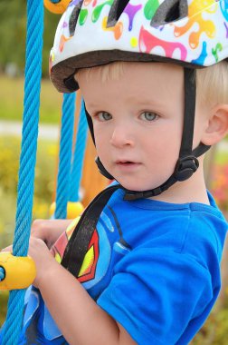 Küçük çocuk tırmanmaya çalışıyor..