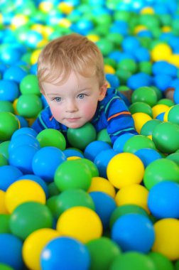 Küçük çocuk orta sahada topla oynuyor.