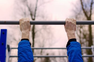 Erkeklerin elleri dışarıdaki spor salonuna yakın çekim yapıyor..