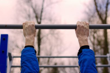 Erkeklerin elleri dışarıdaki spor salonuna yakın çekim yapıyor..