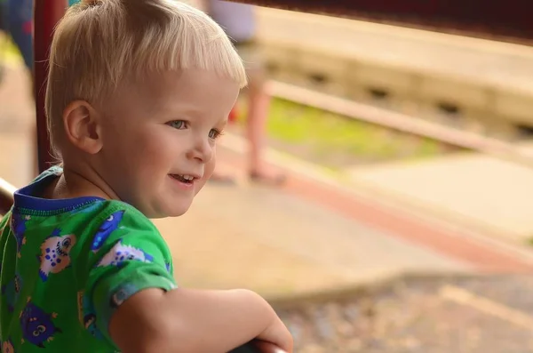 Zbliżenie portret chłopca na stacji kolejowej, który z entuzjazmem czeka na przybycie kogoś. Koncepcja dziecka. — Zdjęcie stockowe