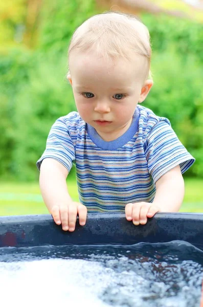 Rostros pequeños con barril con agua . — Foto de Stock