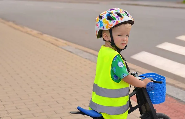 Kleiner Junge radelt vor Zebrastreifen. — Stockfoto