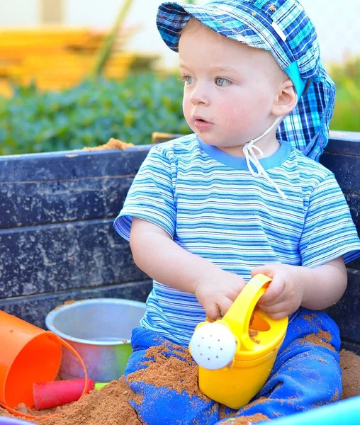 Close-up portret cute boy zabawy z plastikowych zabawek w piasku. — Zdjęcie stockowe