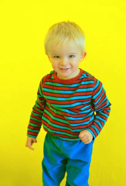 Gelukkige jongen in beweging. — Stockfoto