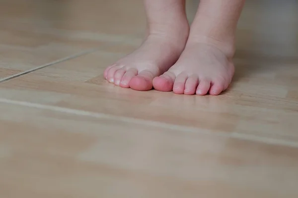 Ребенок босиком на полу — стоковое фото