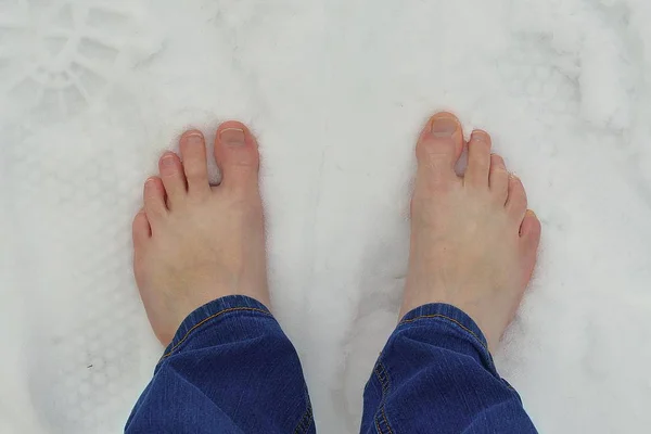 赤脚在雪地里 — 图库照片