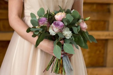 Gelin bir düğün buketi tutuyor.. 