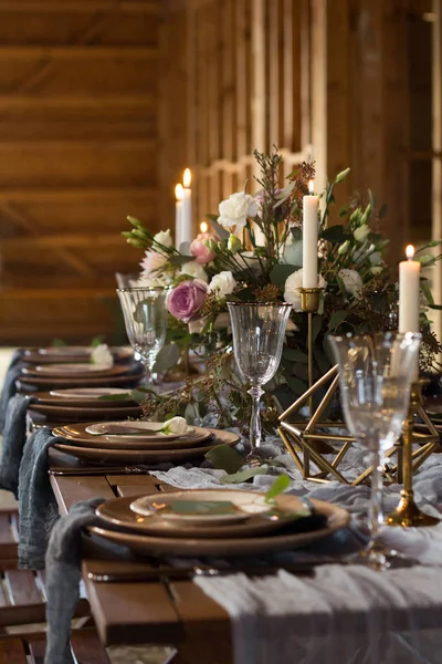 納屋の結婚披露宴でテーブルをレイアウトしました。垂直方向. — ストック写真