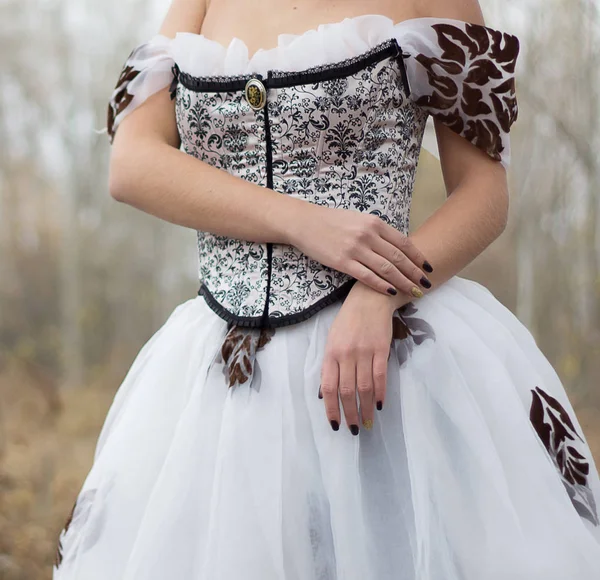 Le mani di una signora in magnifico vestito bianco vintage . — Foto Stock