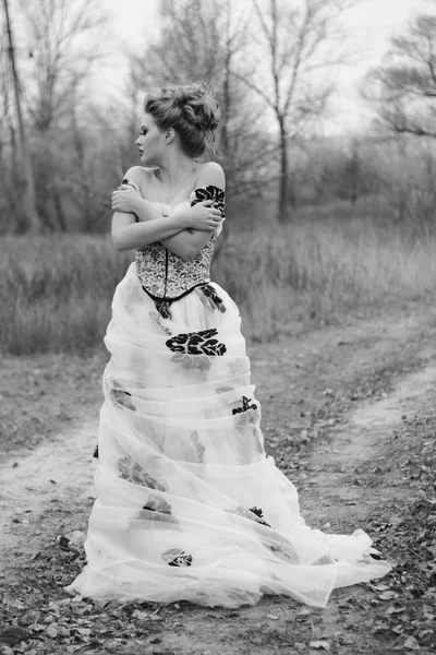 Krásná mladá dáma v nádherné vintage šaty v lese. — Stock fotografie