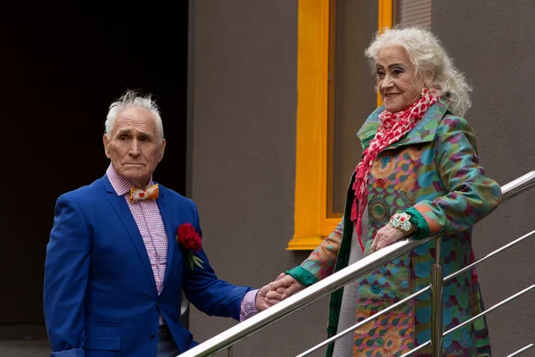 Élégamment habillé couple âgé à l'extérieur sur les escaliers — Photo