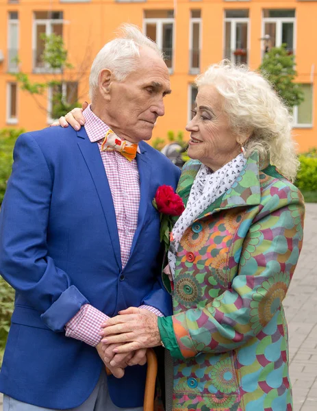 Elegant gekleideter alter Mann und alte Frau gehen draußen spazieren — Stockfoto