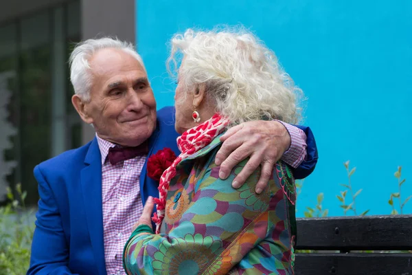 Viejo abrazando los hombros de la anciana al aire libre . — Foto de Stock