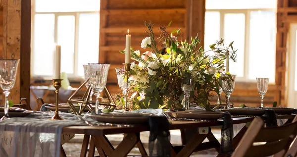 Decoratie bruiloft tabel schijnt de zon. Grote ramen. Bruiloft p — Stockfoto