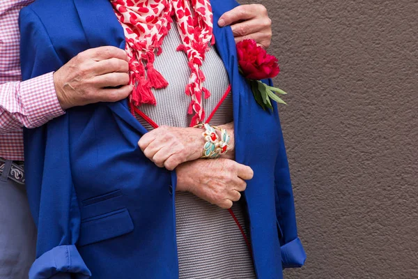 Alter Mann warf seine Jacke auf die alte Frau. — Stockfoto