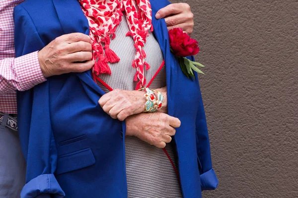 Il vecchio gettò la giacca sulla vecchia . — Foto Stock