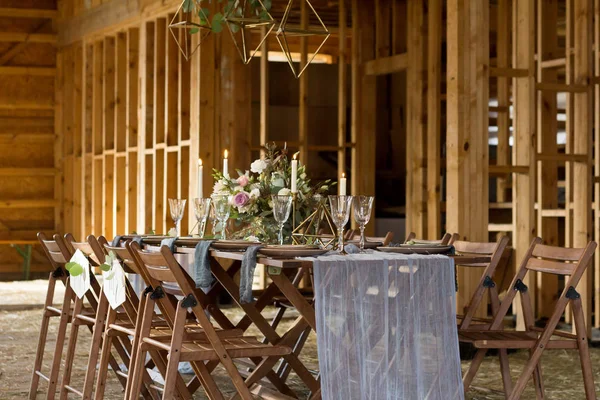 Festa di nozze in un fienile di legno. Stile vintage . — Foto Stock