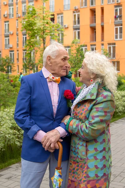 Элементарно одетая пожилая пара на улице возле квартиры бло — стоковое фото
