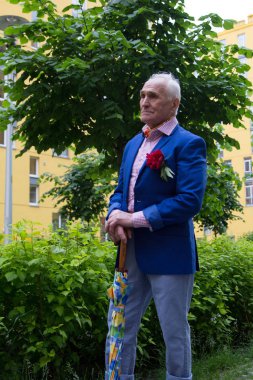 yaşlı adam açık havada apartmanlar tek başına ayakta