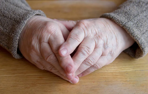 Donne anziane mani sul tavolo — Foto Stock